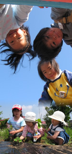 本園は自然環境に恵まれた地である原村において、キリスト教主義による、円満・健全な教育によって「豊かな心」「豊かな感性」を育む教育をしております。
また、小規模園の特色として、集団の中で一人ひとりの力を十分に認め・伸ばすことができます。
また、まわりの友達や先生、また地域の人々とのかかわりのなかで、信頼感、安心感を深めて子供達がのびのびと生活する場となっています。豊かな自然環境の恩恵を十分に受けて明るい笑顔が絶えない幼稚園を形成し、その中で健康な心と体を持つ「愛し愛される子ども」を育てる。それが私たちの保育、教育目標です。