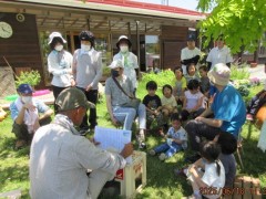 作業のあとで、板村さんが紙芝居を読んでくれました。ハーブで作ったシャボン液でシャボン玉にも挑戦!とっても楽しい時間でした。